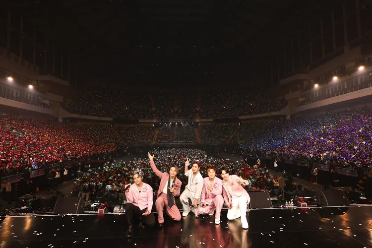 Energy與不離不棄的粉絲大合。相信音樂提供