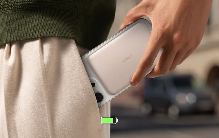 卡片型磁吸行動電源主打輕薄設計，機身重量僅約120克、厚度約8.6毫米，可吸附於手機背面使用。Anker提供