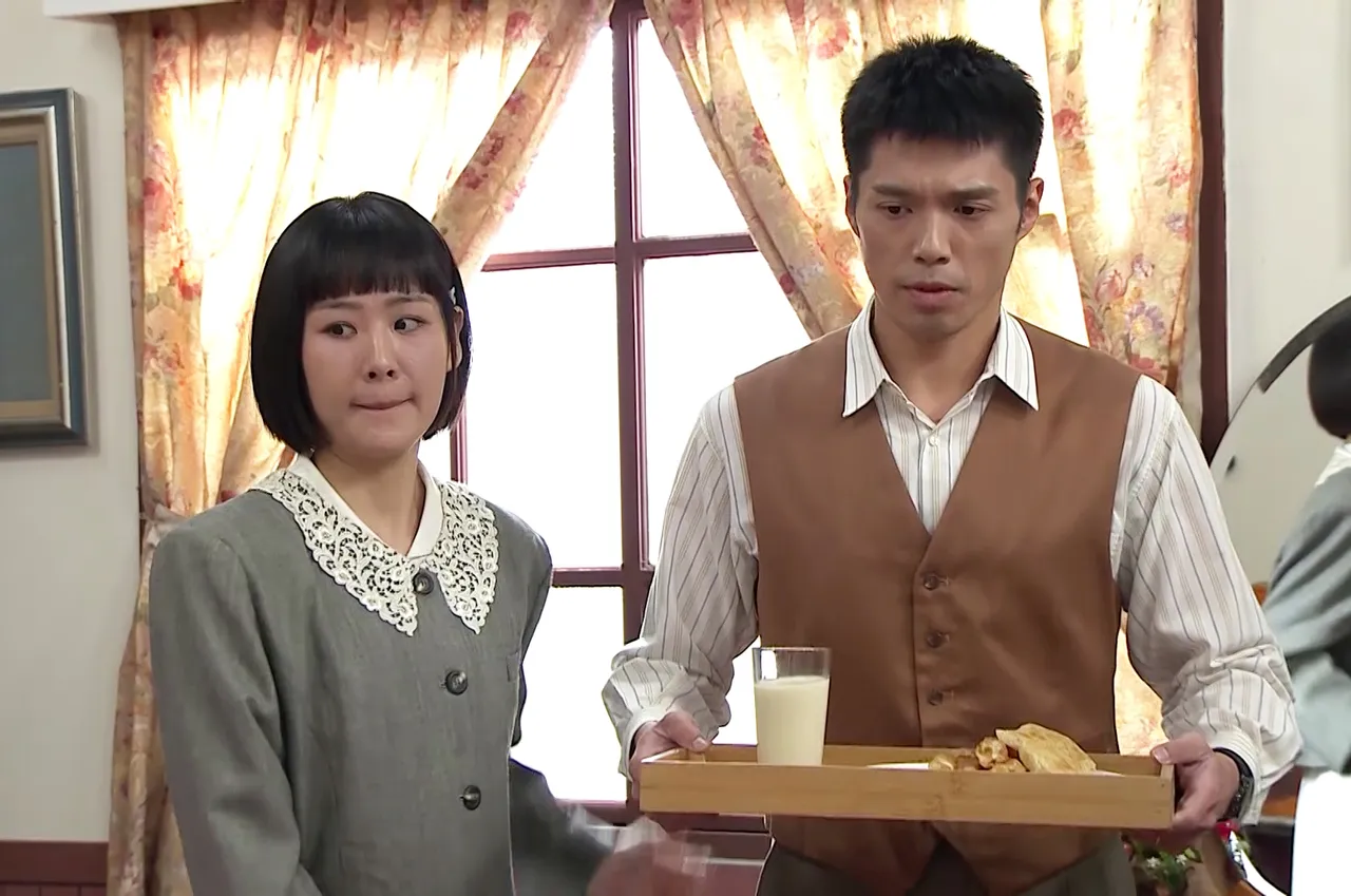 何宜珊(左)拉著王盈凱替婆婆送早餐。台視提供