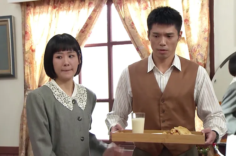 何宜珊(左)拉著王盈凱替婆婆送早餐。台視提供