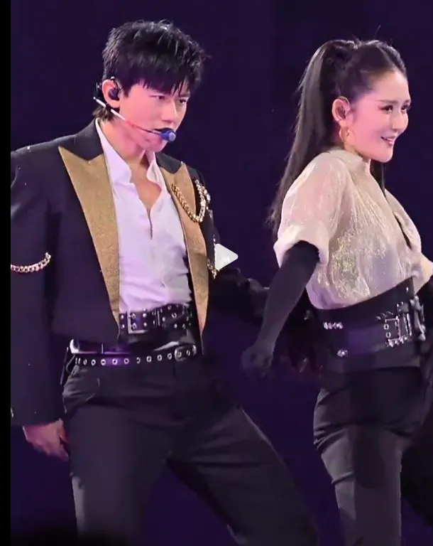 张杰与谢娜在他演唱会上热情共舞。翻摄微博