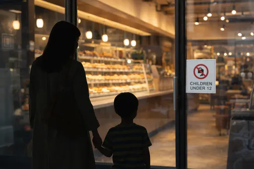 帶6歲孩買甜甜圈　竟遭拒於門外！醫嘆：讓家長陷入違法困境