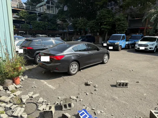 疑追撞釀暴衝　國民黨台中市黨部圍牆都倒了...畫面曝光