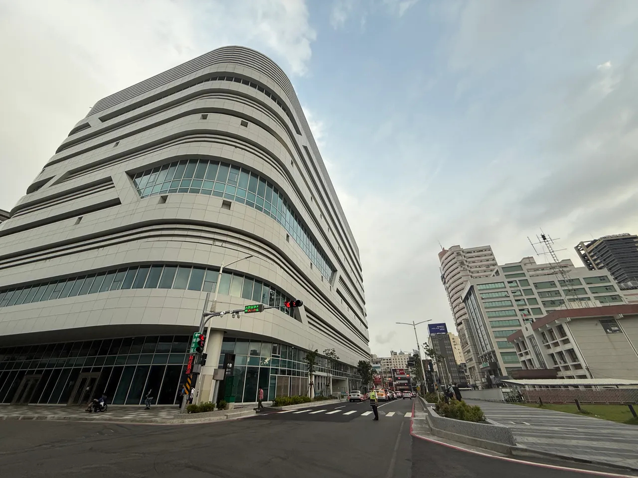 高雄车站周边将进入大都更时代，房价目前主力还在4字头行情。叶家铭摄