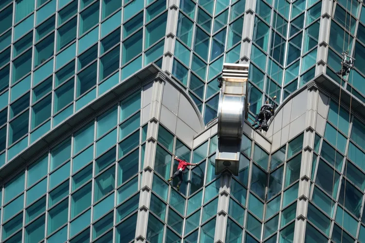 霍諾德25日上午挑戰徒手攀登台北101。彭欣偉攝