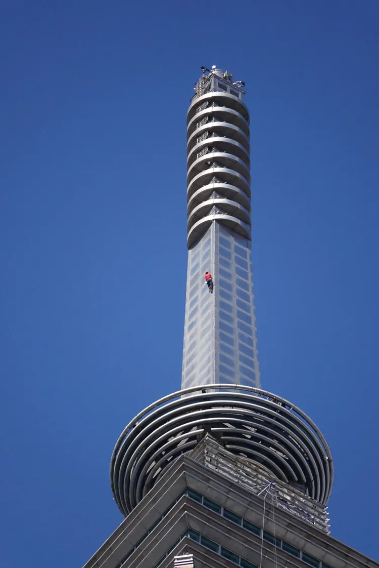 霍諾德25日朝著台北101頂端前進。莊宗達攝