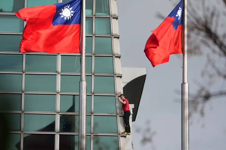 霍諾德25日上午9點12分正式挑戰徒手攀登台北101，並向民眾揮手致意。彭欣偉攝