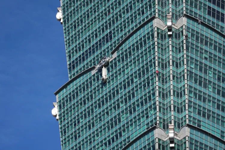 隨著霍諾德挑戰徒手攀登台北101，台北天空也開始放晴。彭欣偉攝