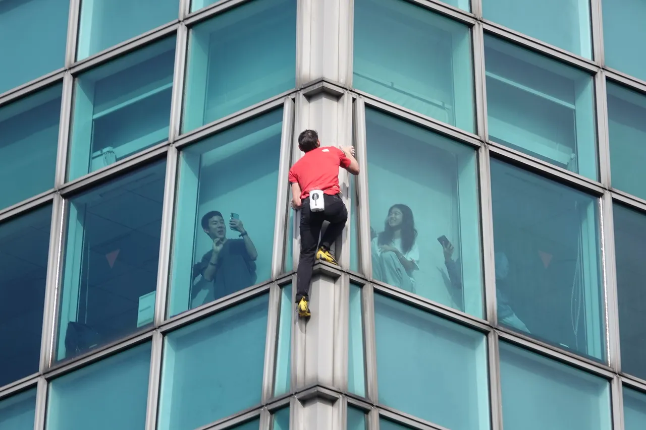 霍諾德25日上午挑戰徒手攀登台北101，在屋內民眾近距離觀賞。莊宗達攝