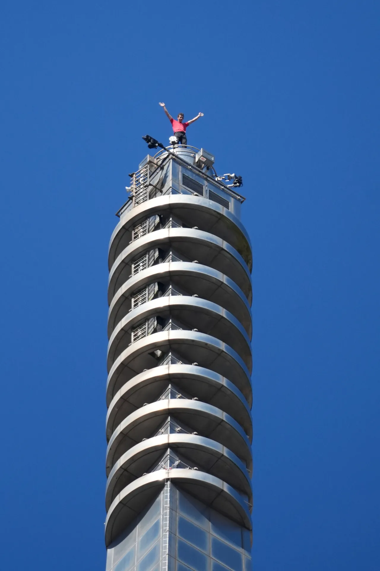 霍諾德25日上午挑戰徒手攀登台北101成功。彭欣偉攝