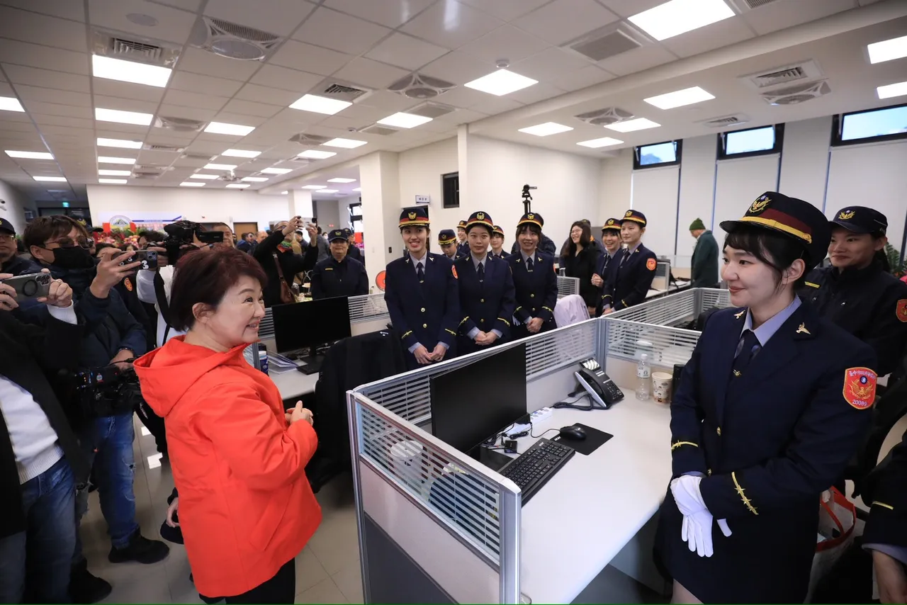 卢秀燕参观新落成的六宝派出所，与值勤的女警互动。民众提供