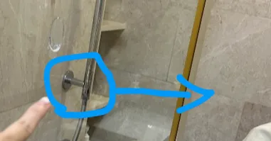 徐若瑄指出水柱炸開的位置。翻攝徐若瑄IG