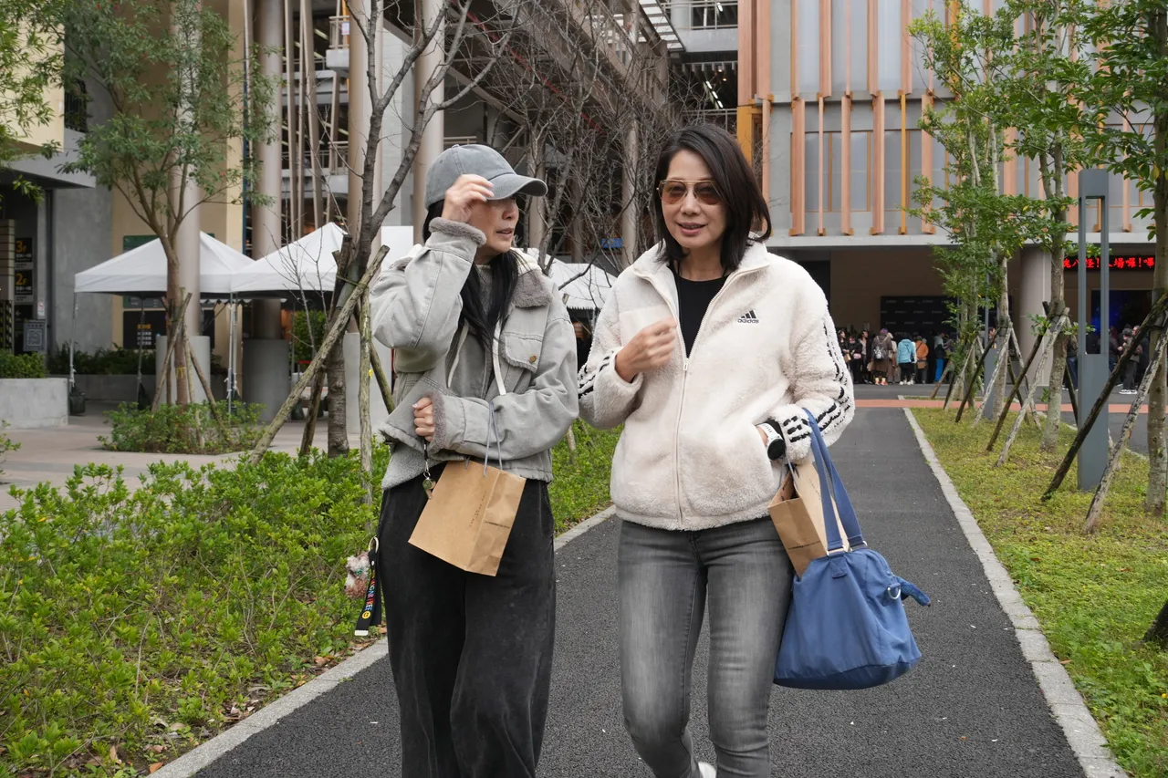 黃嘉千（左）、丁寧。彭欣偉攝