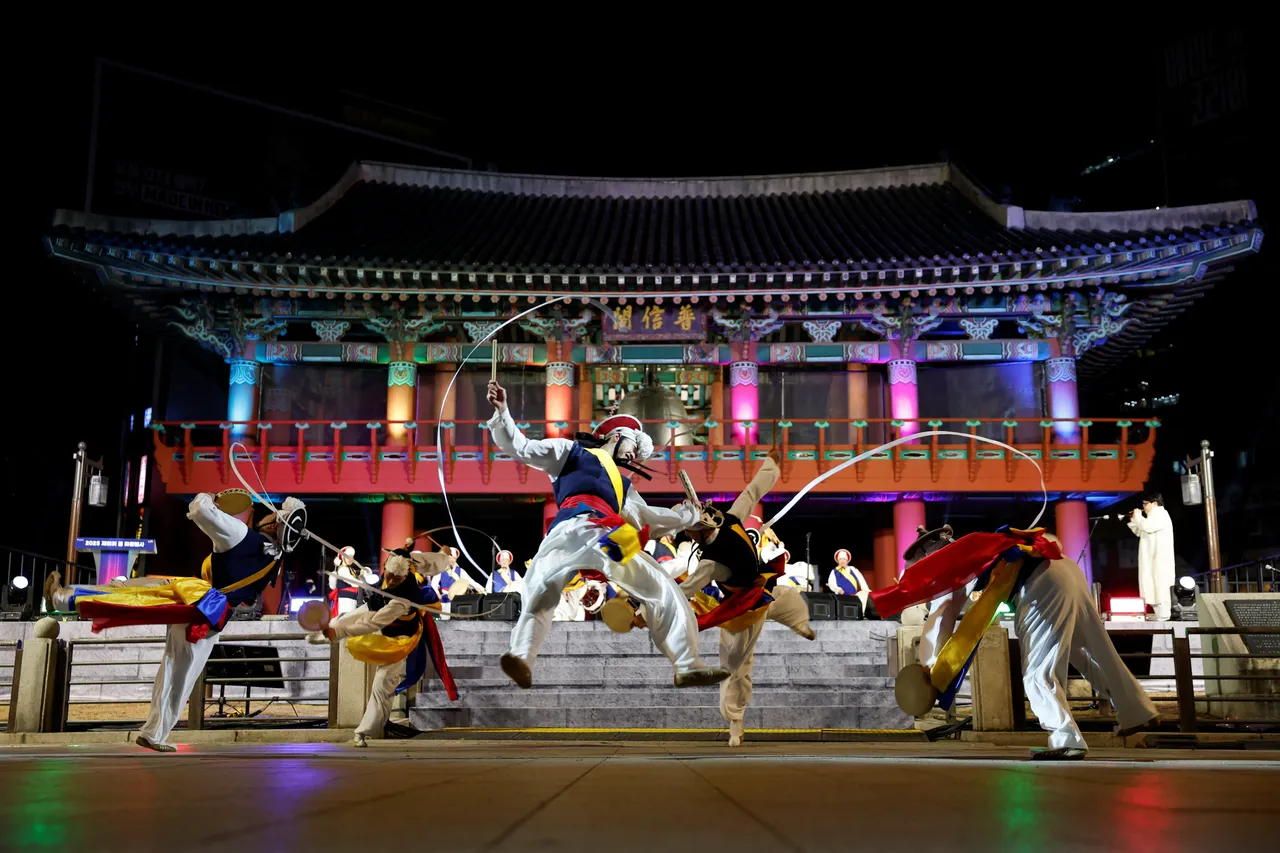 韩国民众在寺庙前表演传统舞蹈。路透社