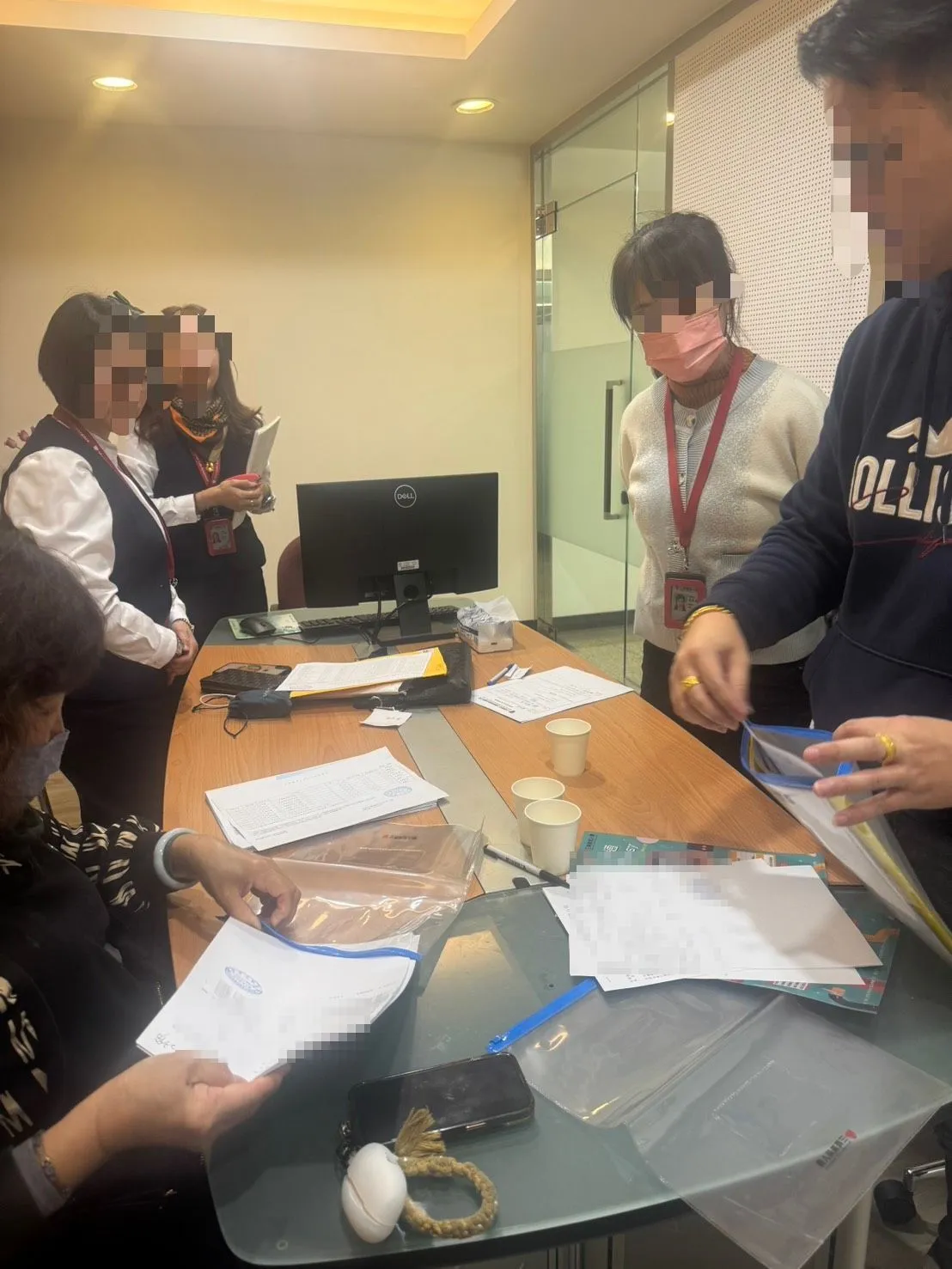 三商美邦人壽人員向蔡先生等人說明事發過程。蔡先生提供