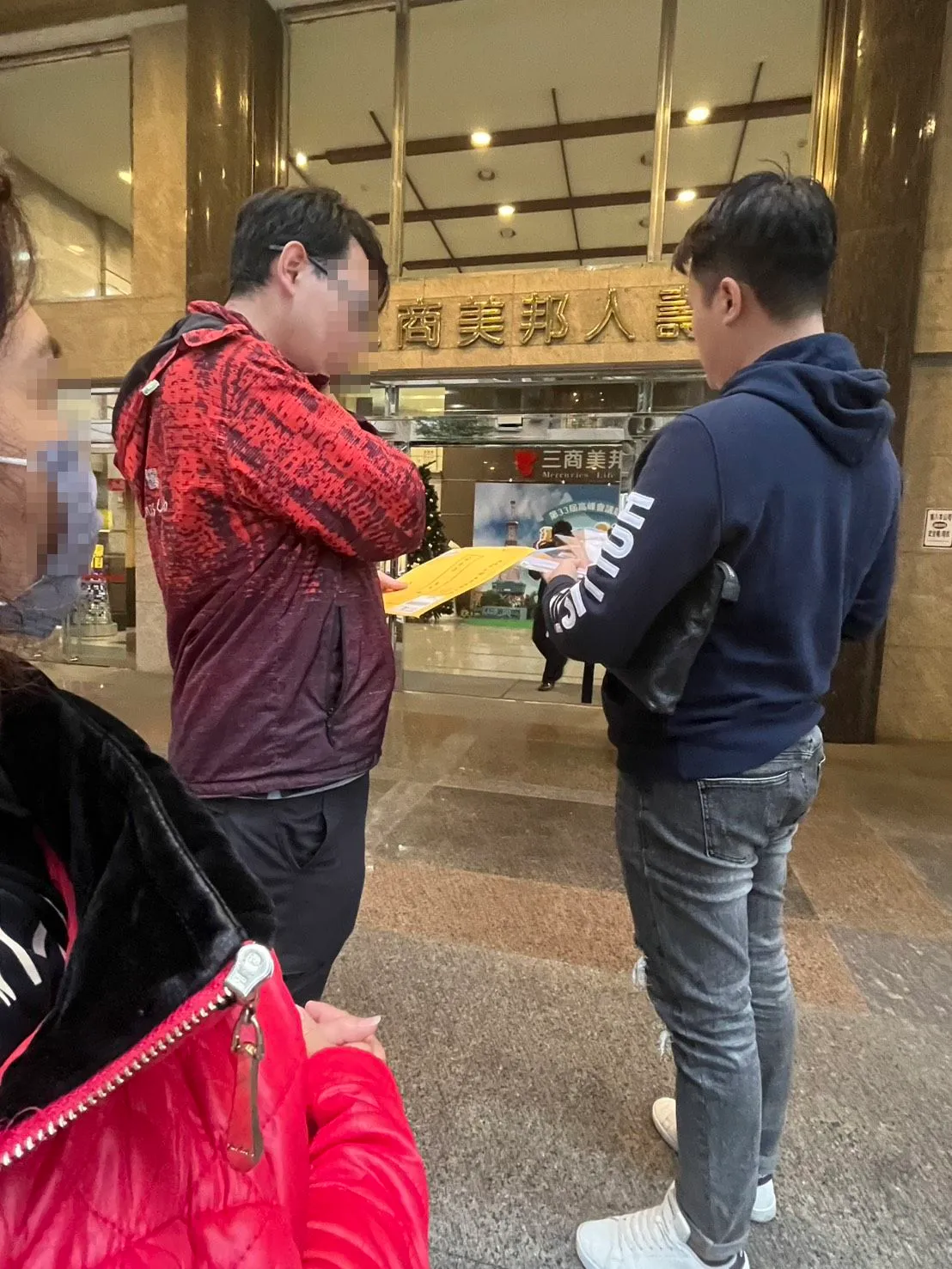 蔡先生與家人日前到三商美邦高雄分公司調閱相關資料。蔡先生提供