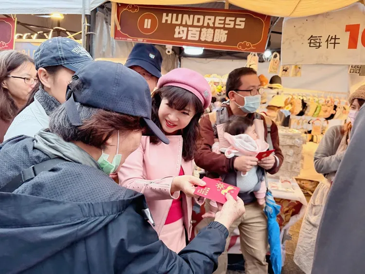 新北經發局長盛筱蓉也與現場民眾一起迎接新年，並發放新北市「馬祥厚運」的福袋予民眾。經發局提供