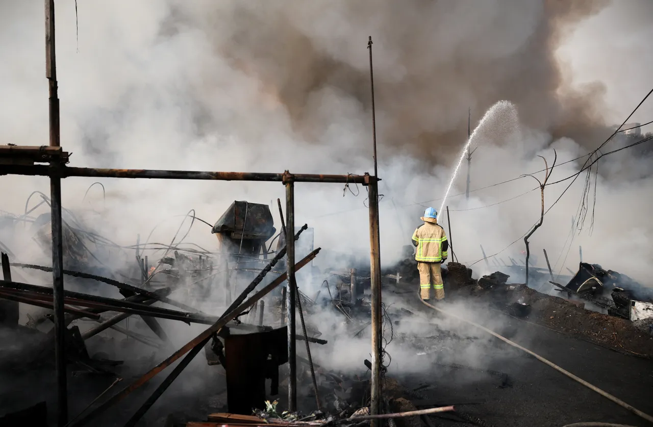 警消灌救。路透