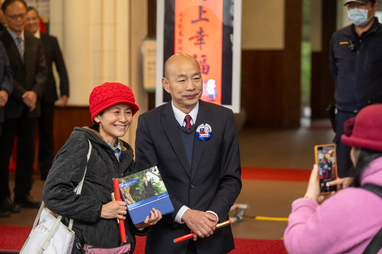 立法院長韓國瑜院長今（31）日下午，在秘書長周萬來陪同下，於立法院正門前廣場發放限量「馬上幸福」馬年特別版春聯，現場排隊民眾踴躍。立法院提供