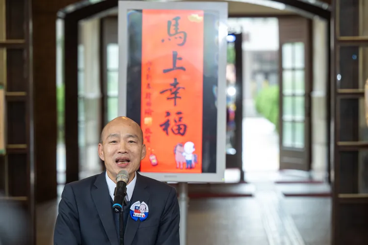 立法院長韓國瑜院長今（31）日下午，在秘書長周萬來陪同下，於立法院正門前廣場發放限量「馬上幸福」馬年特別版春聯，現場排隊民眾踴躍。立法院提供