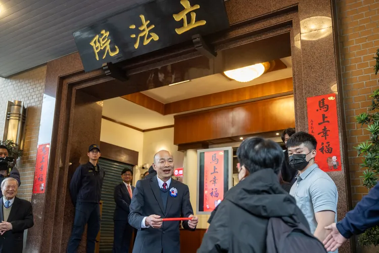 立法院長韓國瑜院長今（31）日下午，在秘書長周萬來陪同下，於立法院正門前廣場發放限量「馬上幸福」馬年特別版春聯，現場排隊民眾踴躍。立法院提供