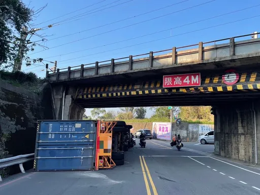未注意限高！　桃園貨櫃車撞涵洞翻覆