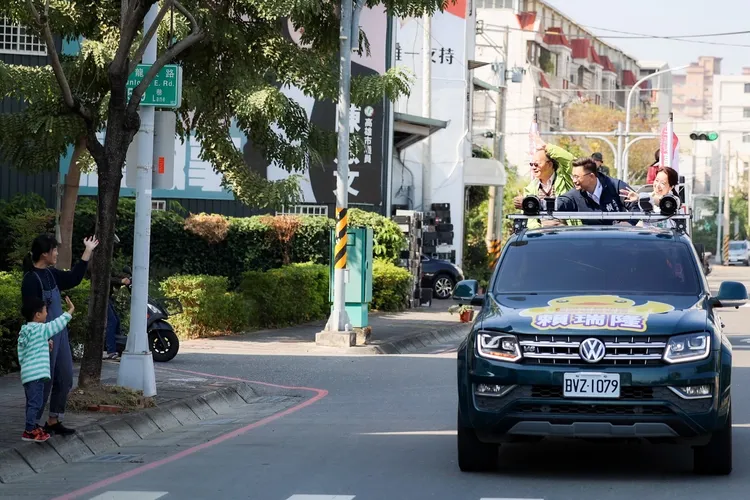 賴瑞隆11日進行初選前最後衝刺，全日不停歇展開鐵人行程橫跨鳳山、三民、前新苓等區。翻攝畫面