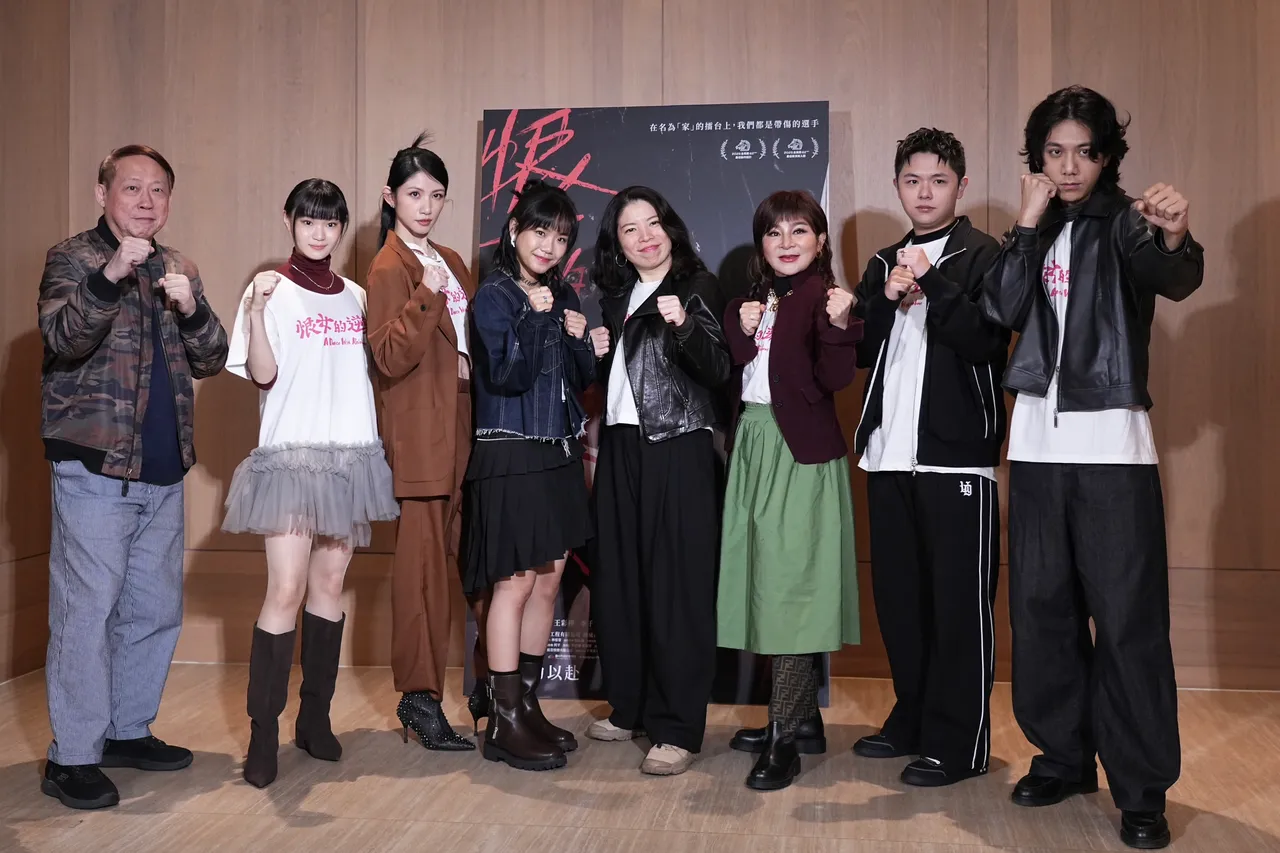《恨女的逆袭》监制何平（左）、演员黄惟、李千娜、林怡婷、导演李宜珊、王彩桦、田翔元、曾皓泽一同出席记者会。彭欣伟摄