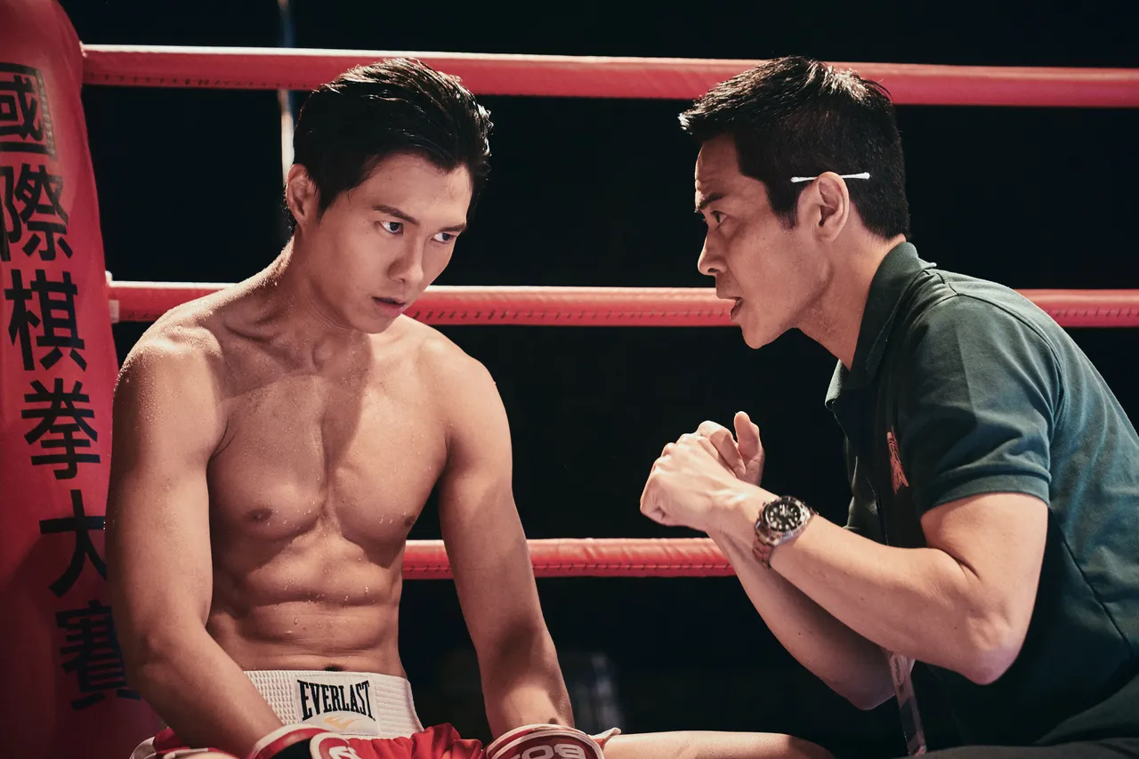 鄭嘉穎和胡鴻鈞合作《棋拳風暴》。華映提供