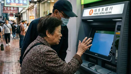 妇人ATM提款被紧盯「抢劫吗」　身后男子揭偷窥原因笑喷众人