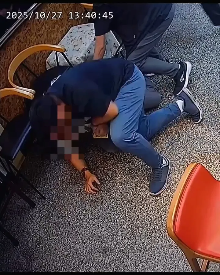 警方將鄭姓車手壓制在地上。民眾提供