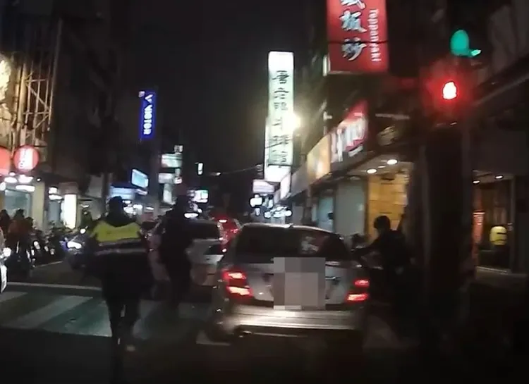 警員下車攔截。翻攝畫面