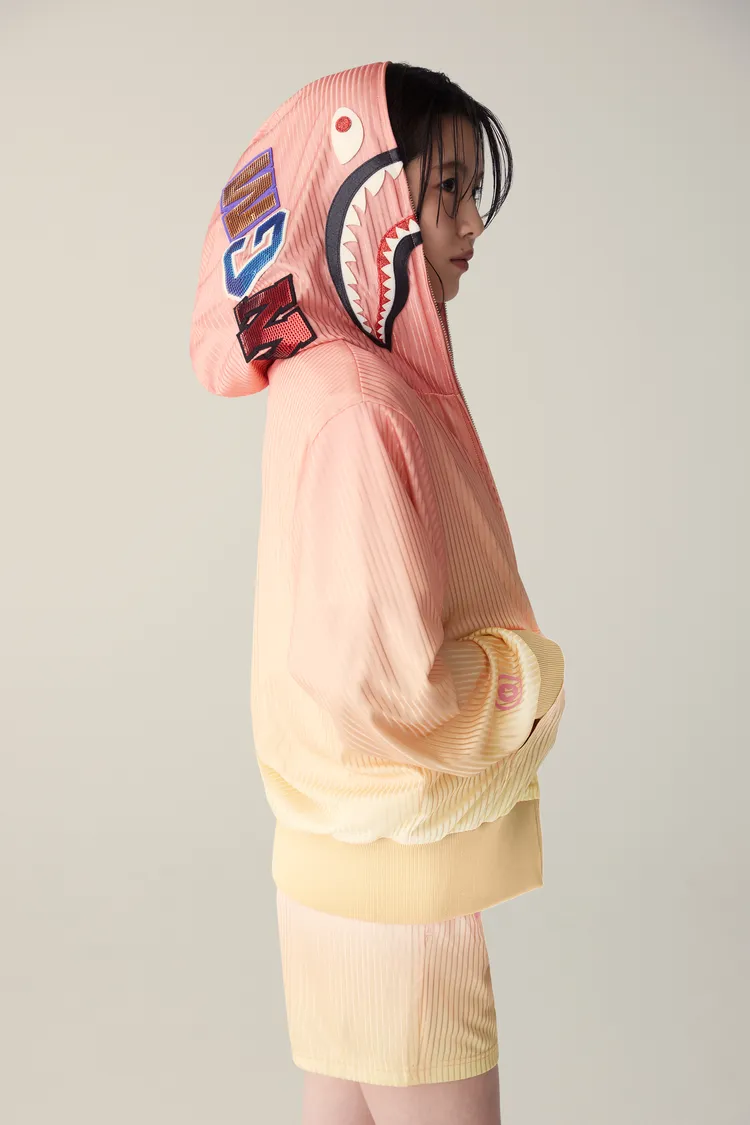 鯊魚連帽衫Shark Hoodie加入BAPE STA™眼部細節設計，並點綴奢華水鑽與皮革。品牌提供