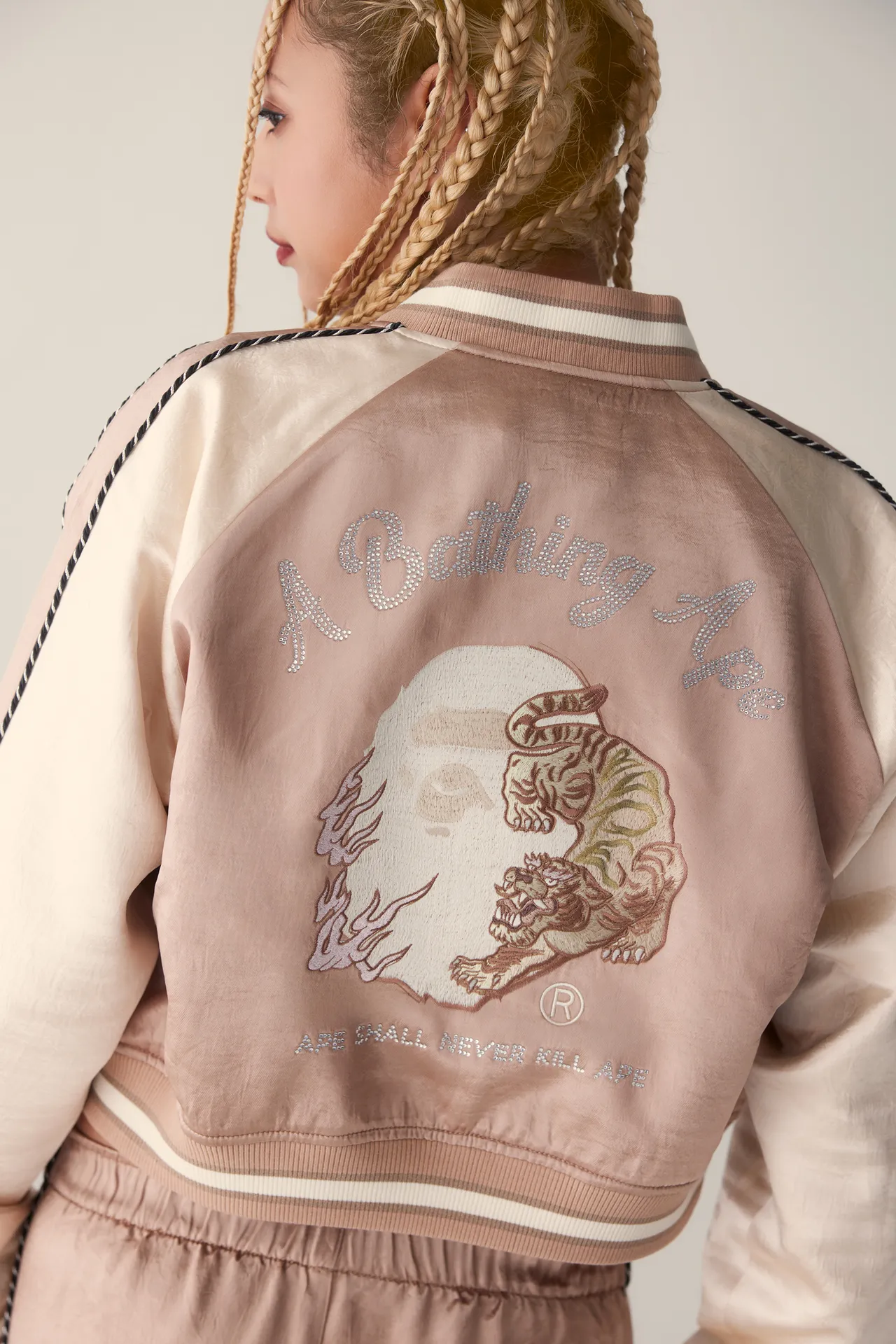 横须贺外套同样以水钻等元素带来华丽升级。品牌提供