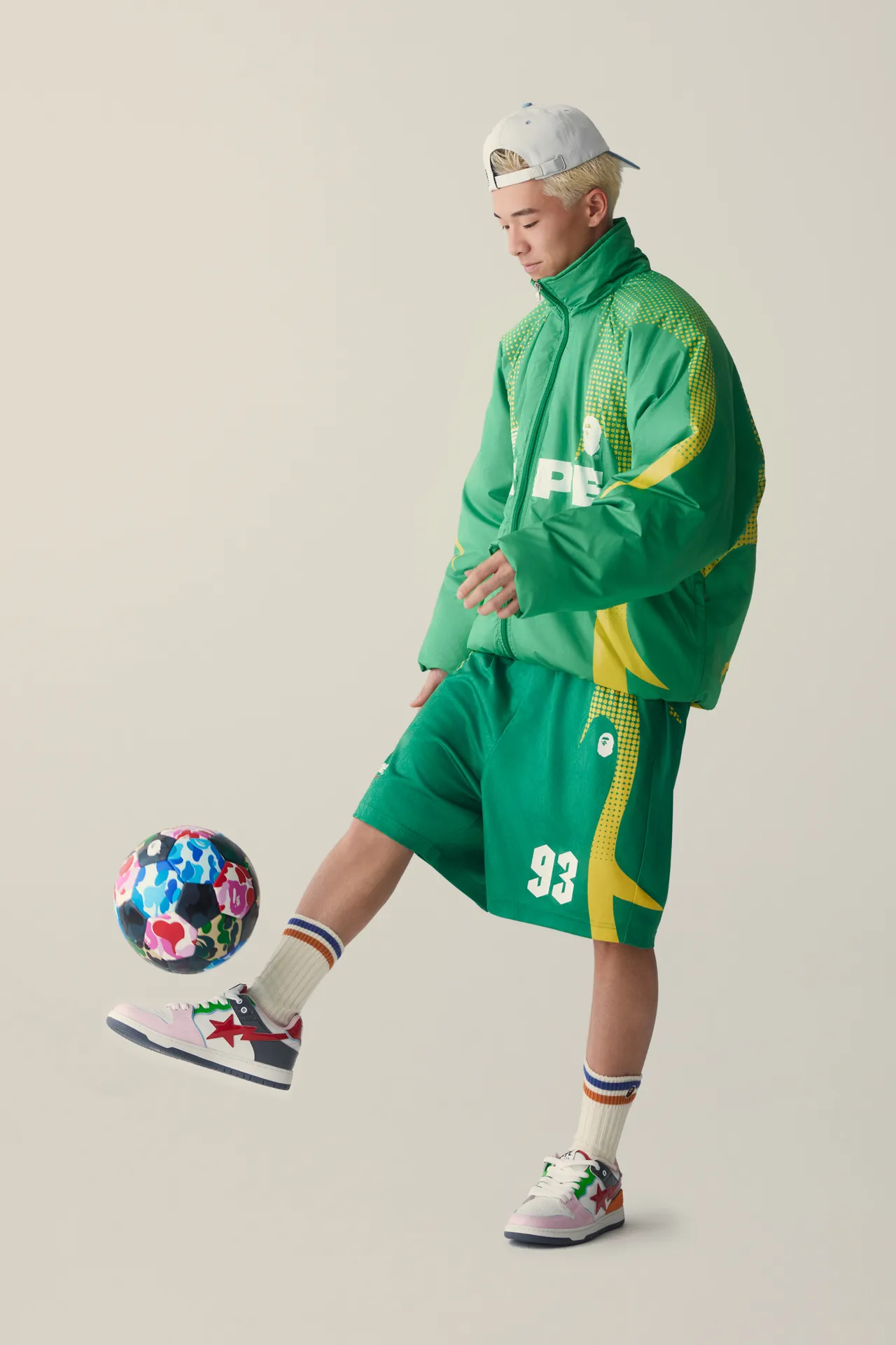 重温2000年代初的世界杯运动狂热，将足球球衣、运动套装结合动能线条。品牌提供