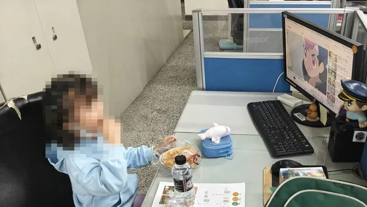 警方將6歲女童帶回派出所，讓她看卡通、吃點心。民眾提供
