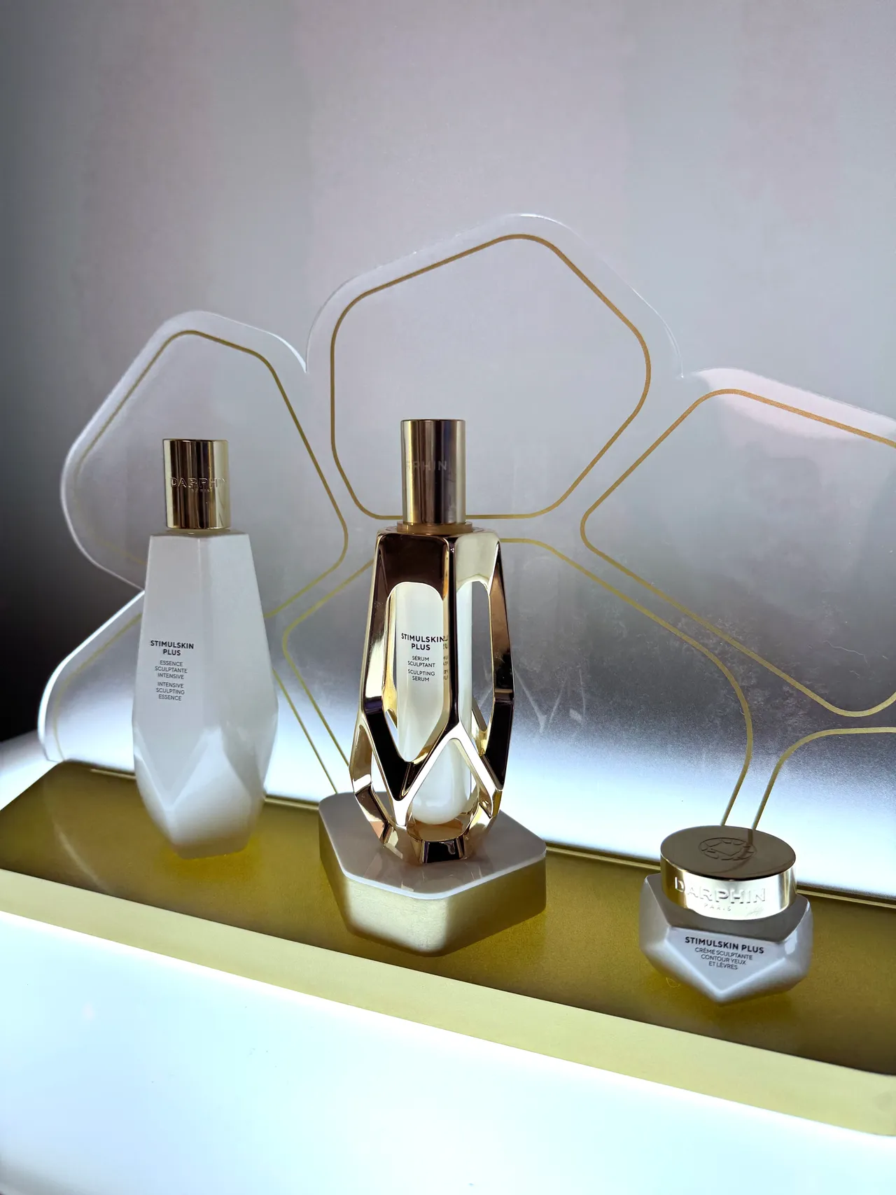 DARPHIN深海翡翠蘊活緊塑系列，（左起）前導精粹150ml／4500元、緊塑精華30ml／1萬4500元（補充瓶1萬2300元）、眼唇霜15ml／5500元。張家玲攝