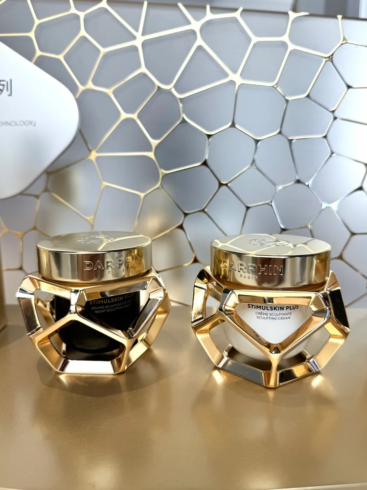 DARPHIN深海翡翠蘊活緊塑修護霜（左）50ml／1萬4500元（補充瓶1萬2300元）；潤澤霜／水凝霜（右）50ml／1萬3000元（補充瓶1萬1000元）。張家玲攝