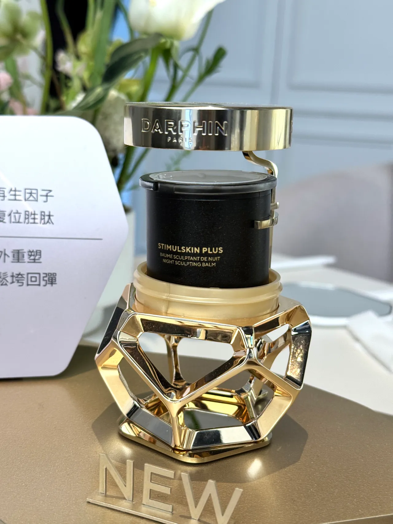 系列採結構式的鏤空金屬外殼結合可替換補充設計。張家玲攝