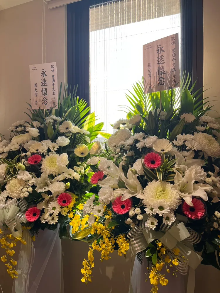 蔡允潔送花籃。攝影中心攝