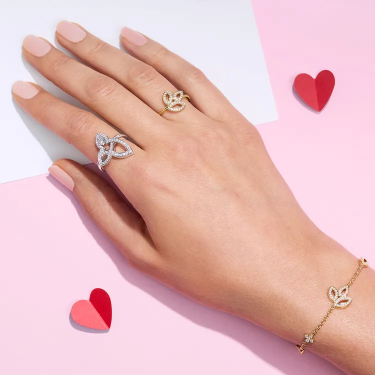 海瑞溫斯頓Lily Cluster系列，鉑金鑽石戒指、18K黃金戒指與手鍊。品牌提供