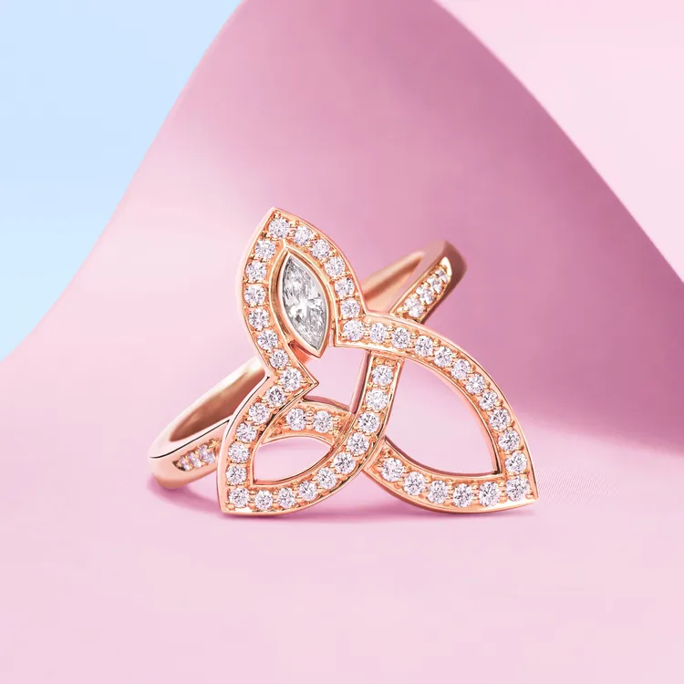 海瑞溫斯頓Lily Cluster系列18K玫瑰金鑽石戒指。品牌提供