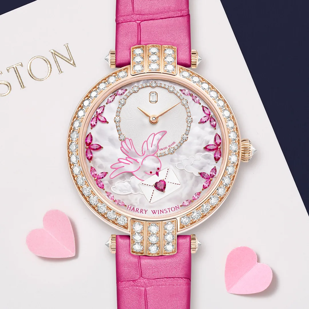海瑞温斯顿卓时 Premier系列情人节限量腕表，36mm，18K玫瑰金表壳（镶嵌53颗明亮式切工钻石），18K金、白色微珠打磨珍珠母贝表盘 ，珍珠粉色鳄鱼皮表带，自动上链机芯，动力储存，防水深度30米，限量14只。品牌提供