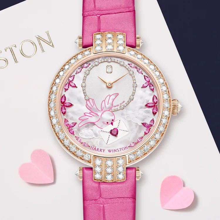 海瑞溫斯頓卓時 Premier系列情人節限量腕錶，36mm，18K玫瑰金錶殼（鑲嵌53顆明亮式切工鑽石），18K金、白色微珠打磨珍珠母貝錶盤 ，珍珠粉色鱷魚皮錶帶，自動上鍊機芯，動力儲存，防水深度30米，限量14只。品牌提供