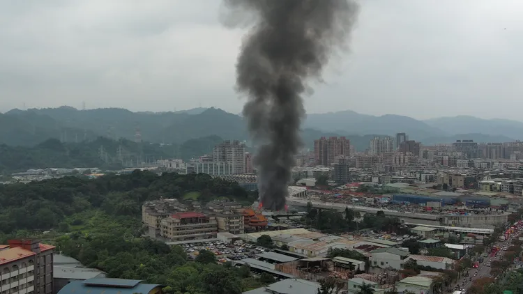 該起火工廠倉庫堆著營建裝潢材料，上百坪廠房全面燃燒，黑煙直竄天際。翻攝畫面