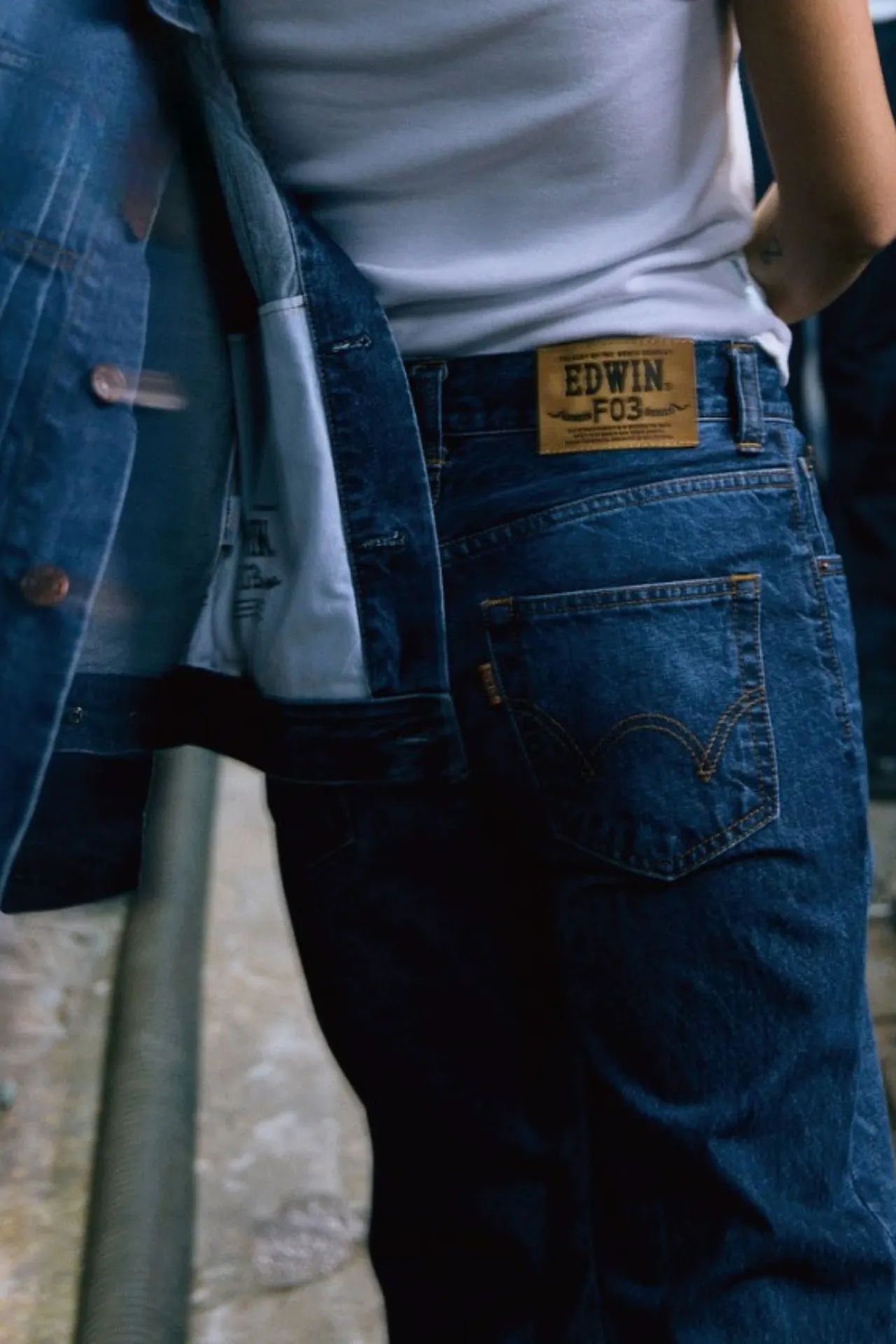 采用「黄金磅数」丹宁布料，解决高磅数布料常见的闷热负担。品牌提供