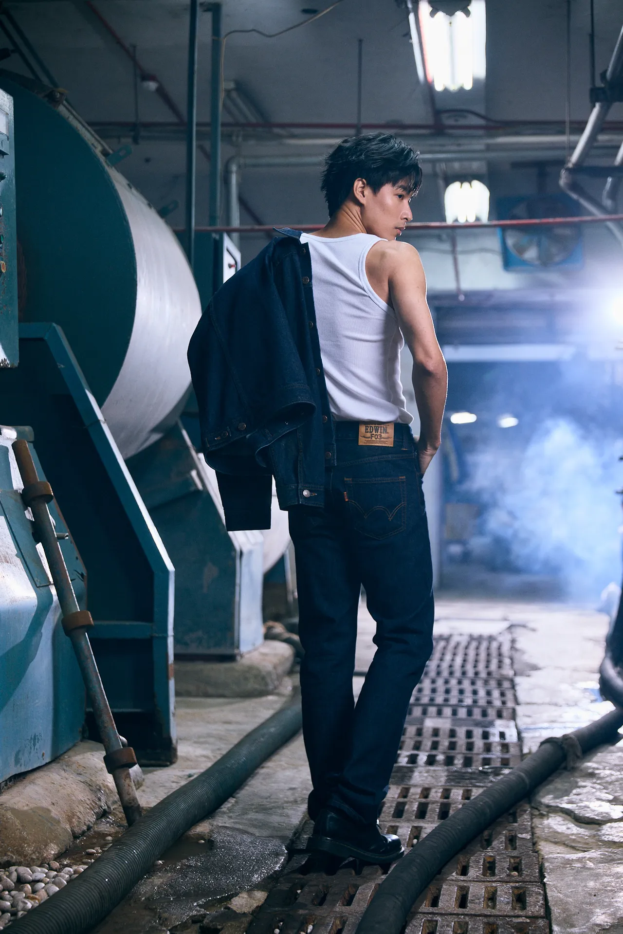 裤款的俐落中直筒剪裁不仅修饰腿部线条，更提供活动弹性。品牌提供