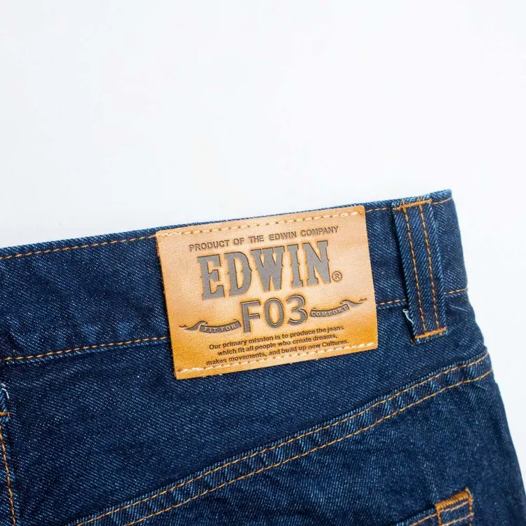 丹寧褲配有真皮皮標細節。品牌提供