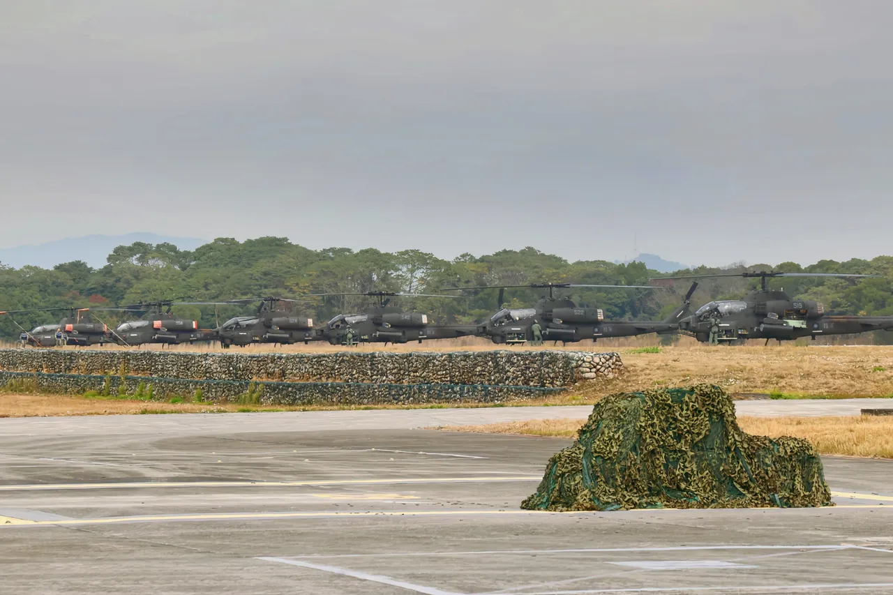 陸軍航特部第602旅第一攻擊隊，7架AH-1W眼鏡蛇攻擊直升機一字排開。記者李俊毅攝
