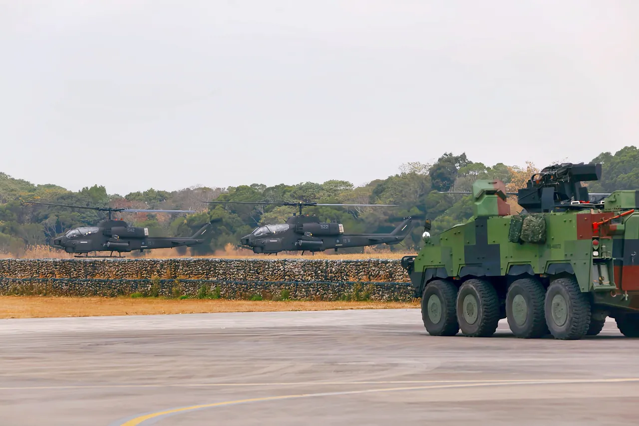 陸軍雲豹裝甲車與陸航AH-1W眼鏡蛇攻擊直升機。記者李俊毅攝
